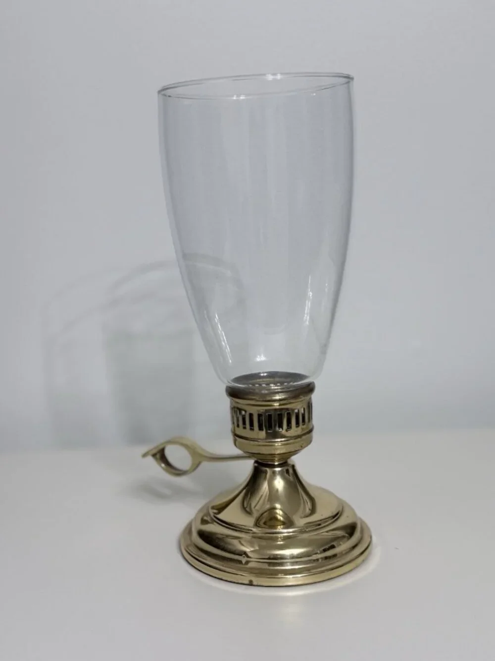 Brass Chamber Candlestick Ring Thumb w/Clear Chimney Shade Pre-Owned 9.25 Inch